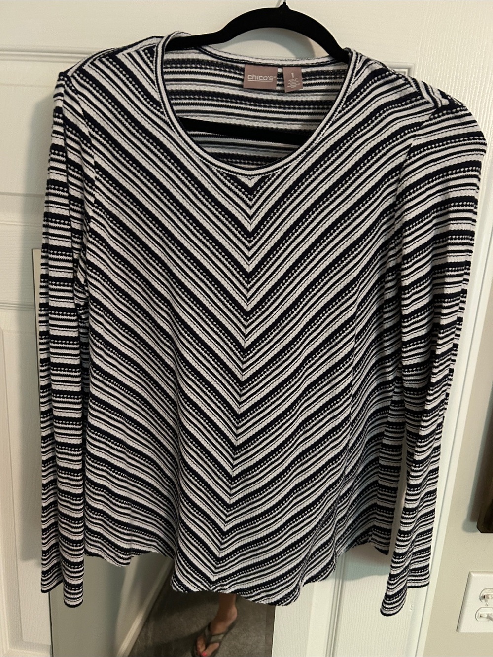 Chico's Black and White Chevron-Stripe V-Neck Long Sleeve Top size 1